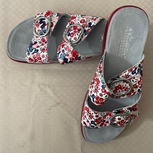 Alegria JAD-779 Julee red while poppy floral slide sandals. Eu. Sz. 41 (US 9).